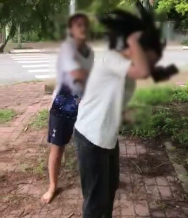 Hình ảnh nữ sinh lớp 10 bị đánh, quay Clip cắt từ video Hình ảnh nữ sinh lớp 10 bị đánh, quay Clip cắt từ video