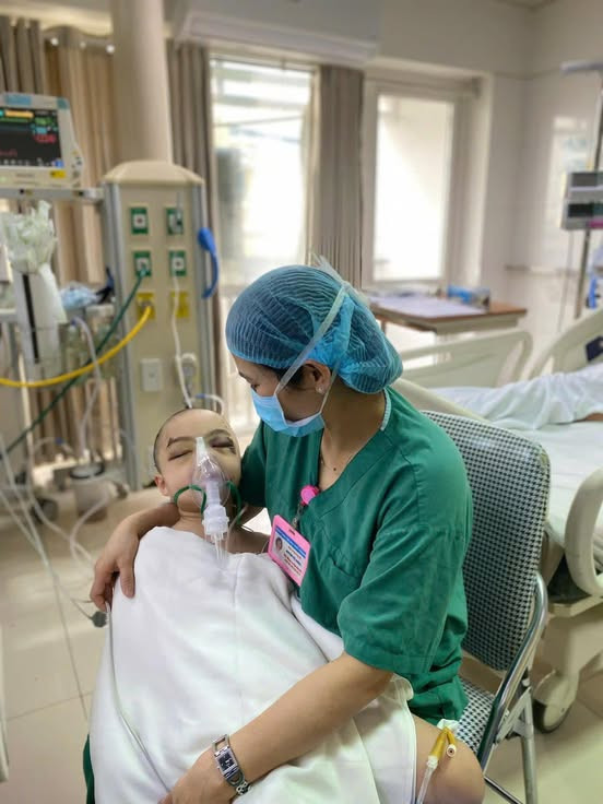 Hình ảnh cháu bé 5 tuổi ngủ trong vòng tay cô điều dưỡng - Ảnh BSCC