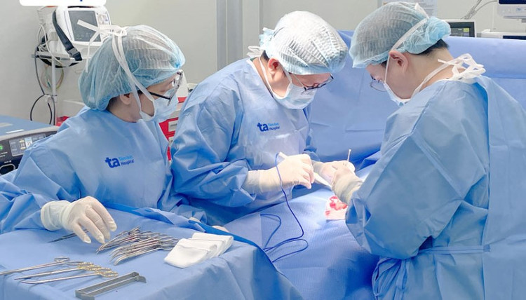 Các bác sĩ đang phẫu thuật cho bệnh nhân. Ảnh BVCC Các bác sĩ đang phẫu thuật cho bệnh nhân. Ảnh BVCC