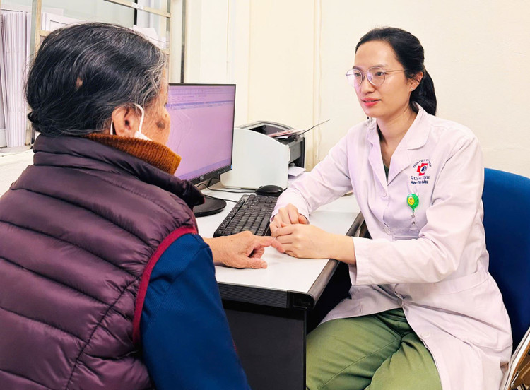 Bác sĩ CKI Cao Thị Quỳnh Anh, Phó trưởng khoa Phụ sản thăm khám lại cho bệnh nhân sau mổ - Ảnh BVCC