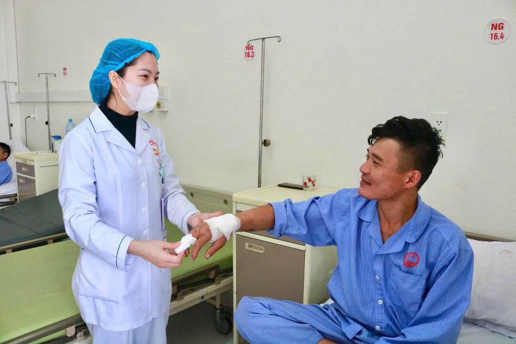 Sau 3 ngày phẫu thuật, mu bàn tay bệnh nhân T đã giảm sưng nề, đỡ đau, vận động bàn tay tốt - Ảnh BVCC