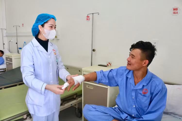 Sau 3 ngày phẫu thuật, mu bàn tay bệnh nhân T đã giảm sưng nề, đỡ đau, vận động bàn tay tốt - Ảnh BVCC Sau 3 ngày phẫu thuật, mu bàn tay bệnh nhân T đã giảm sưng nề, đỡ đau, vận động bàn tay tốt - Ảnh BVCC