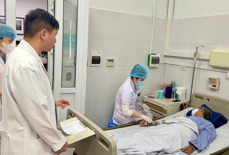 Thăm khám cho bệnh nhân - Ảnh BVCC