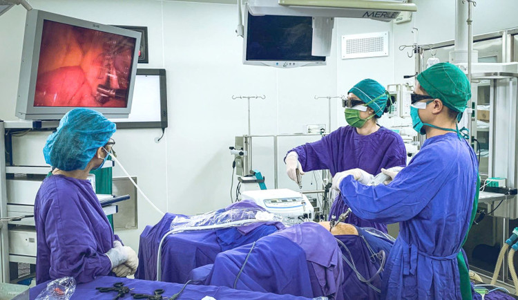 Kíp bác sĩ Phụ sản thực hiện phẫu thuật nội soi đặt lưới nâng tử cung cho bệnh nhân sa sinh dục - Ảnh BVCC