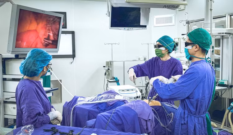 Kíp bác sĩ Phụ sản thực hiện phẫu thuật nội soi đặt lưới nâng tử cung cho bệnh nhân sa sinh dục - Ảnh BVCC