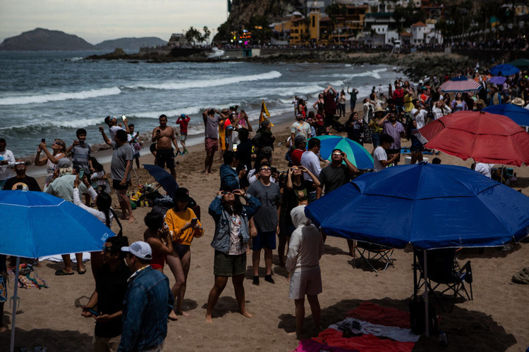 Bãi biển tại Nazas, Mexico chật kín người đến thăm. Ảnh: Marian Carrasquero