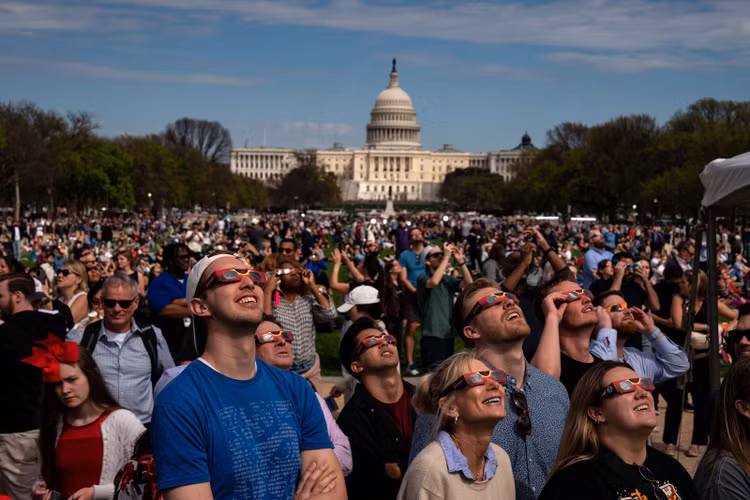 Người dân tập trung tại National Mall ở thủ đô Washington, D.C. để xem nhật thực. Ảnh: Getty Images
