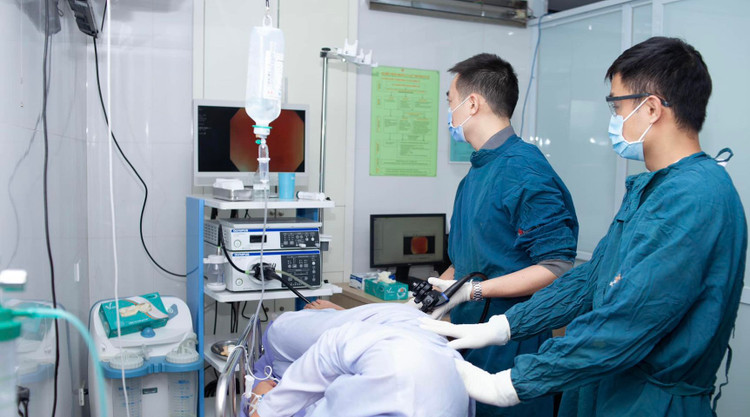 ThS.BS Trần Đức Cảnh thực hiện nội soi tiêu hóa cho bệnh nhân tại bệnh viện K Trung Ương