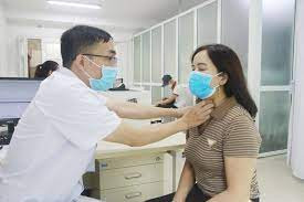 Thăm khám cho bệnh nhân tuyến giáp - ảnh minh họa