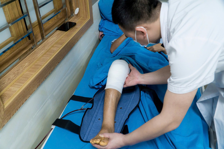 Thăm khám cho bệnh nhân sau phẫu thuật - Ảnh BVCC