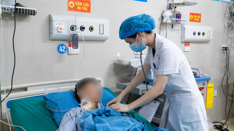 Sinh con tại nhà sản phụ 33 tuổi bị sốc mất máu nguy kịch ảnh 1