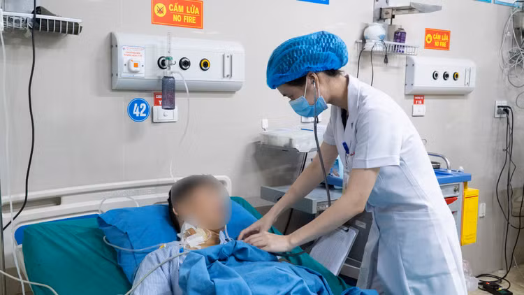 Sinh con tại nhà sản phụ 33 tuổi bị sốc mất máu nguy kịch ảnh 1