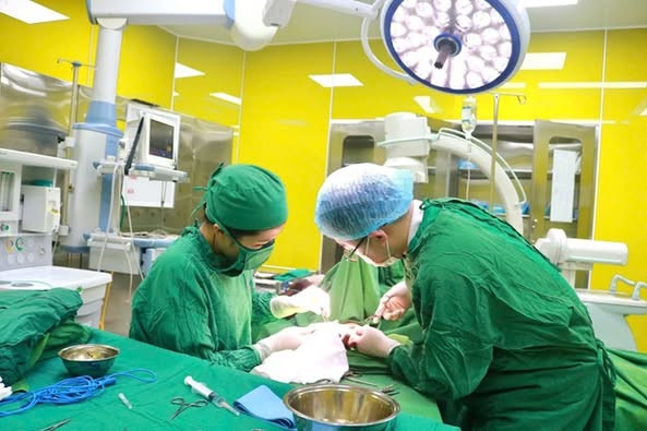 Phẫu thuật ít xâm lấn điều trị hội chứng ngón tay lò xo.