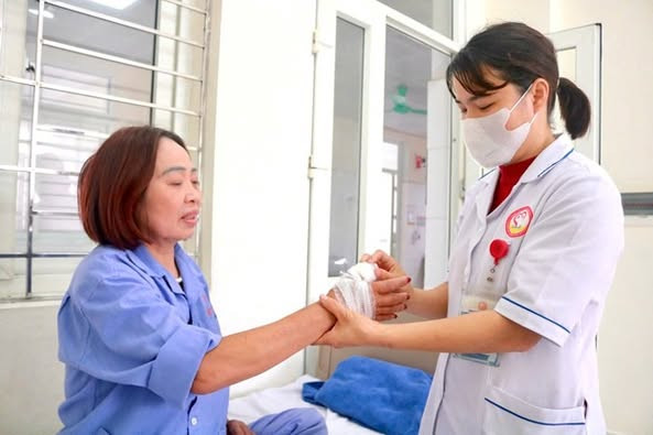 Thăm khám tay phẫu thuật cho bệnh nhân - Ảnh BVCC