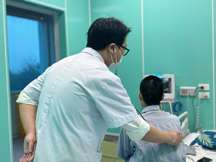 Thăm khám cho bệnh nhân sau cơn nguy kịch - ảnh BVCC