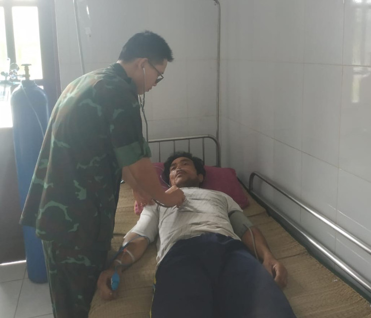 BS Nguyễn Trọng Hoà, Bệnh xá đảo Song Tử Tây kiểm tra tình hình hiện tại của bệnh nhân - Ảnh BVCC