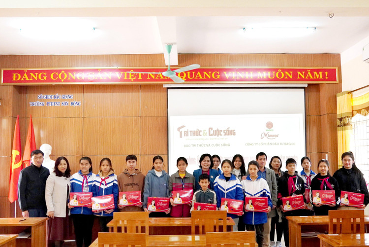 Mang sự ấm áp đến cho các em học sinh trường PT Dân tộc nội trú