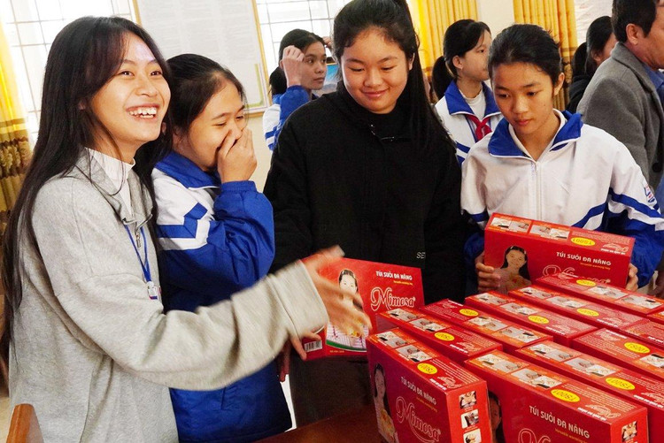 Niềm vui của các em học sinh khi nhận được quà.