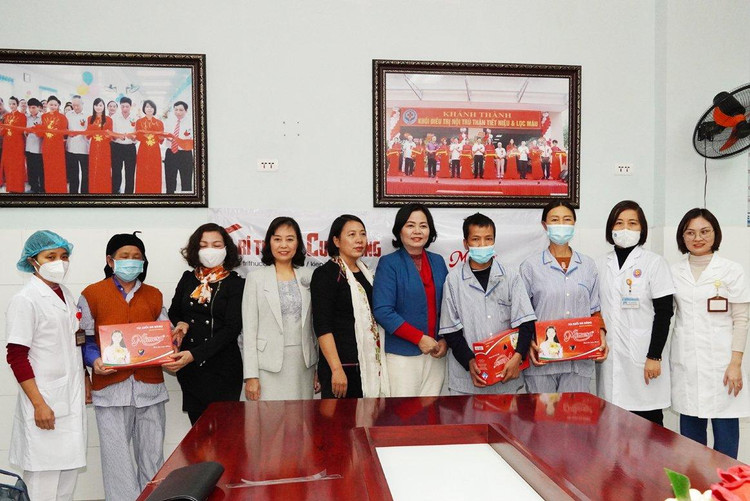 Tăng 350 suất quà cho bệnh nhân chạy thận.