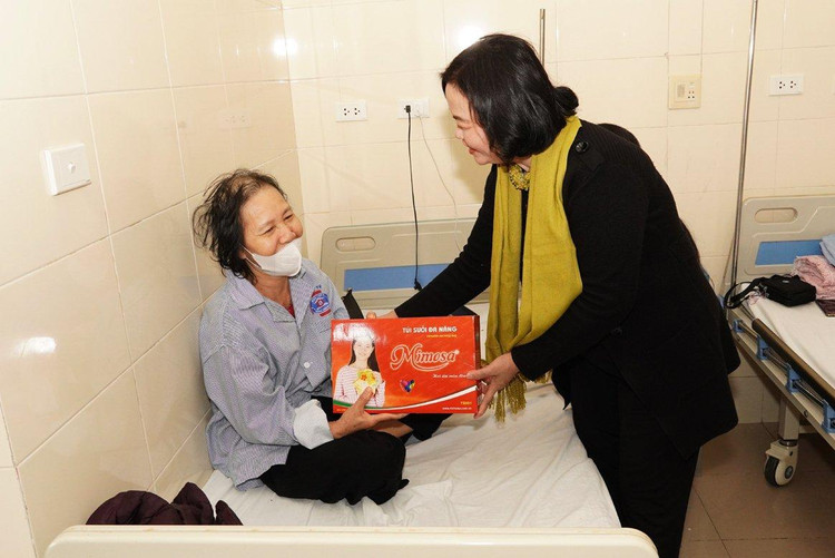 Bệnh nhân ung thư tại bệnh viện vui vẻ vì sự động viên Báo và CTy.