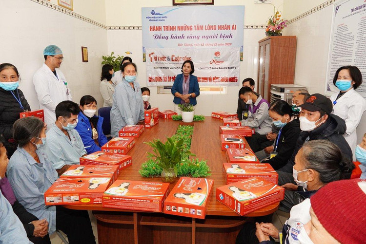 Bệnh nhân Ung thư vú Bắc Giang nhận được sự động viên của đoàn