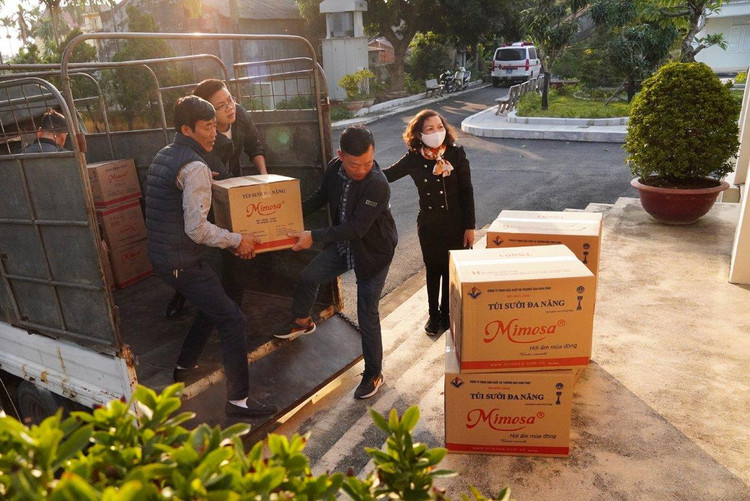 Hàng được bốc xuống để trao tặng cho trẻ em và người già không nơi nương tựa tại Cơ sở Bảo trợ Xã Hội tổng hợp Bắc Giang