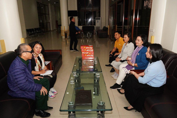 Tối muộn bác thương binh Nguyễn Văn Quang vẫn chia sẻ niềm vui với đoàn