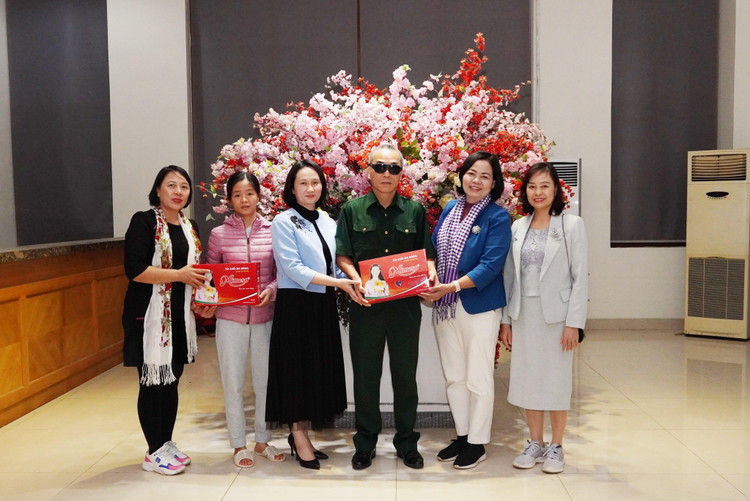 Trao tặng tại Trung tâm điều dưỡng người có công.