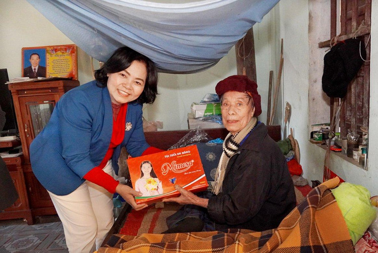 Chiếc túi sưởi ấm áp được trao cho ông Nông Quang Vinh, 83 tuổi, người chiến sĩ bị bệnh chất độc màu da cam và tai biến mạch máu não hành hạ nhiều năm nay.