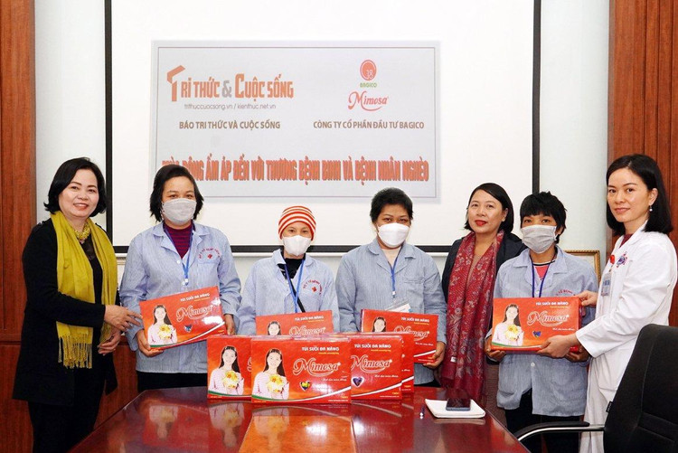 100 suất quà đến với bệnh nhân khoa Nội 6, bệnh viện K