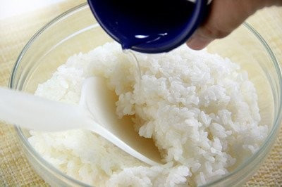 Cho vài hạt muối khi nấu cơm sẽ ngon hơn. Ảnh minh họa.