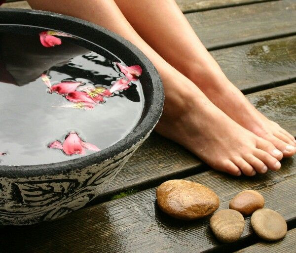 Ngâm chân nước ấm giúp khí huyết lưu thông chống chân tay giá lạnh - Ảnh minh họa Ngâm chân nước ấm giúp khí huyết lưu thông chống chân tay giá lạnh - Ảnh minh họa