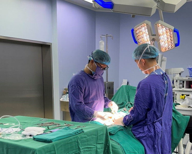 Bác sĩ tiến hành phẫu thuật cho bệnh nhân - Ảnh BVCC