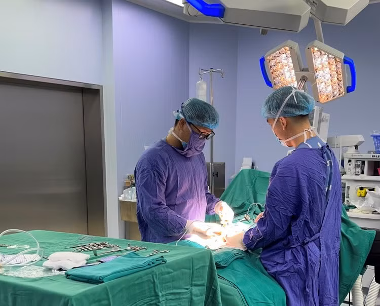 Bác sĩ tiến hành phẫu thuật cho bệnh nhân - Ảnh BVCC