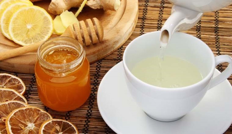 Pha mật ong với nước ấm uống tốt cho sức khỏe - Ảnh Minh họa