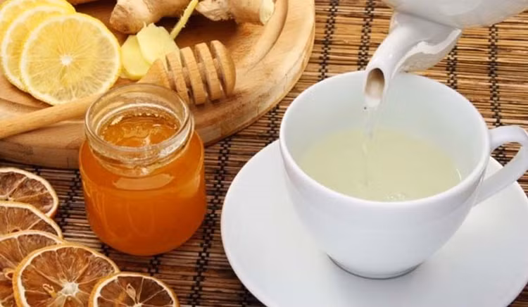 Pha mật ong với nước ấm uống tốt cho sức khỏe - Ảnh Minh họa