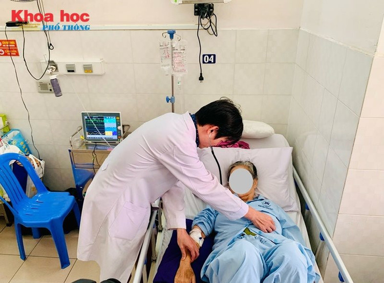 Bệnh nhân 72 tuổi bị loạn nhịp đang điều trị tại Bệnh viện Thống Nhất