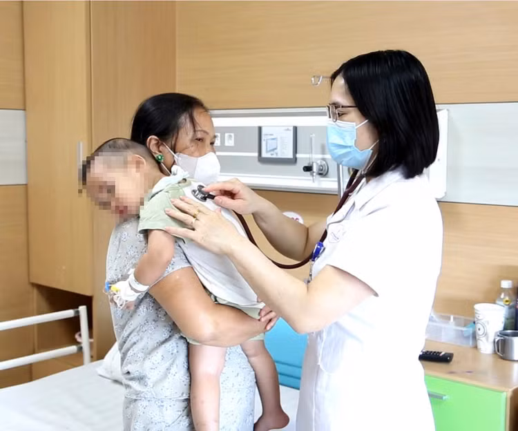 Thăm khám cho trẻ viêm phổi do mắc virus RSV - Ảnh BVCC