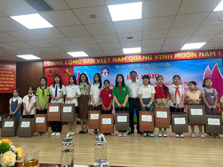 Trẻ em gái chăm ngoan, học giỏi được biểu dương