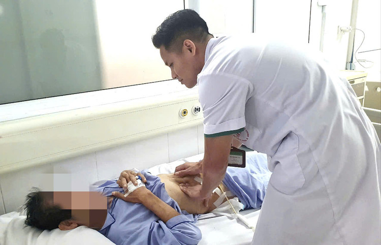 Thăm khám cho bệnh nhân sau phẫu thuật- Ảnh BVCC