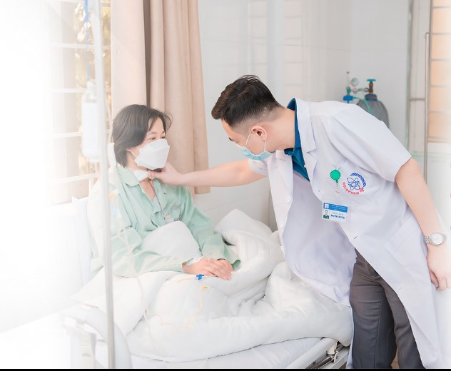 Thăm khám cho bệnh nhân sau phẫu thuật ung thư tuyến giáp - Ảnh BSCC