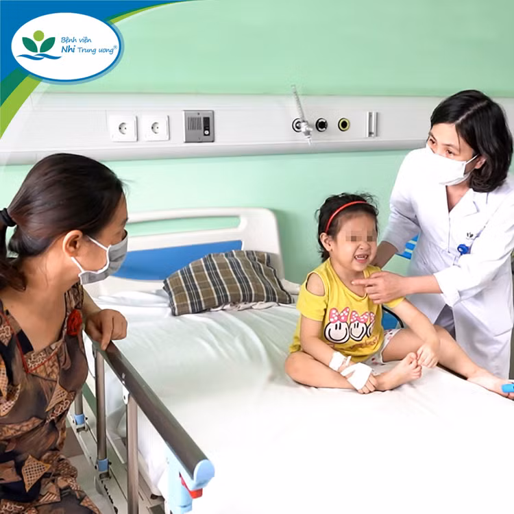 Thăm khám cho bệnh nhi hen phế quản