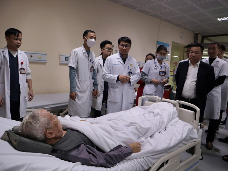 Ông Nguyễn Hồng Ngọc – Phó vụ trưởng Vụ Xã hội – Văn phòng Quốc hội đến cùng chia sẻ cùng người bệnh đang nằm điều trị tại Bệnh viện E - Ảnh BVCC