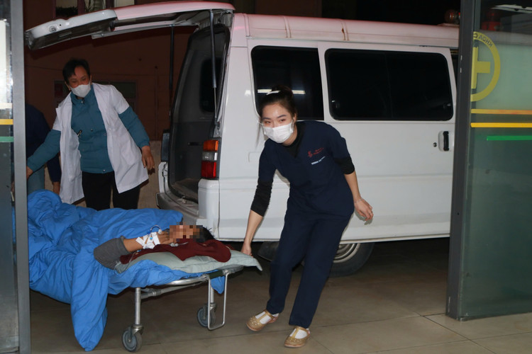 Các bác sĩ cấp cứu căng mình cứu chữa người bệnh vào thời khắc giao thừa - Ảnh BVCC