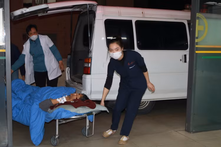 Các bác sĩ cấp cứu căng mình cứu chữa người bệnh vào thời khắc giao thừa - Ảnh BVCC