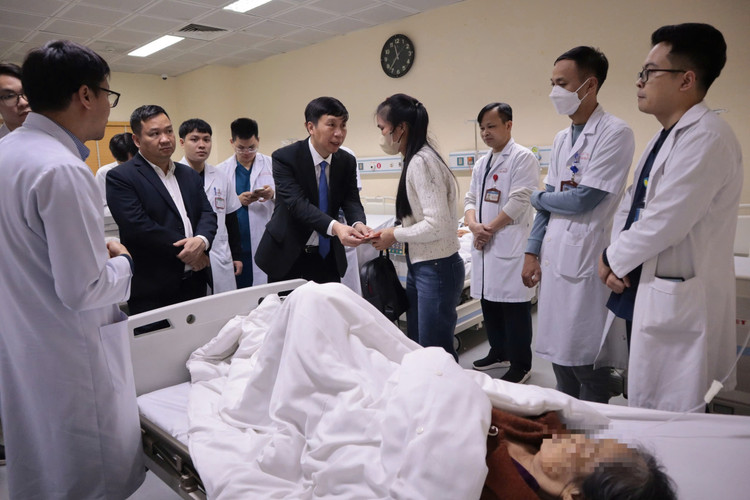 Ông Nguyễn Hồng Ngọc – Phó vụ trưởng Vụ Xã hội – Văn phòng Quốc hội đến cùng chia sẻ cùng người bệnh đang nằm điều trị tại Bệnh viện E.