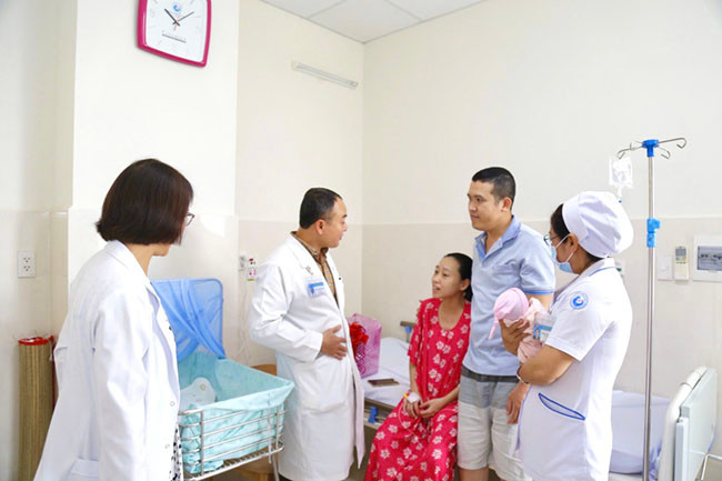 Sản phụ quá kích buồng trứng hiếm gặp đã sinh &quot;mẹ tròn con vuông&quot; thành công - Ảnh BVCC