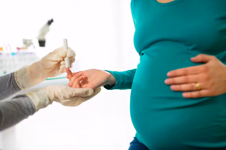 Thăm khám đường huyết cho thai phụ.