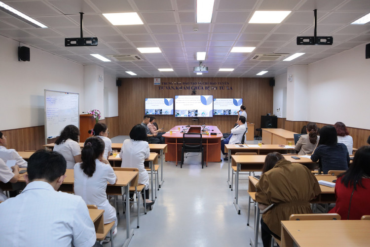 ThS Đỗ Thị Ngọc – Trưởng Phòng Điều dưỡng Bệnh viện E trình bày báo cáo