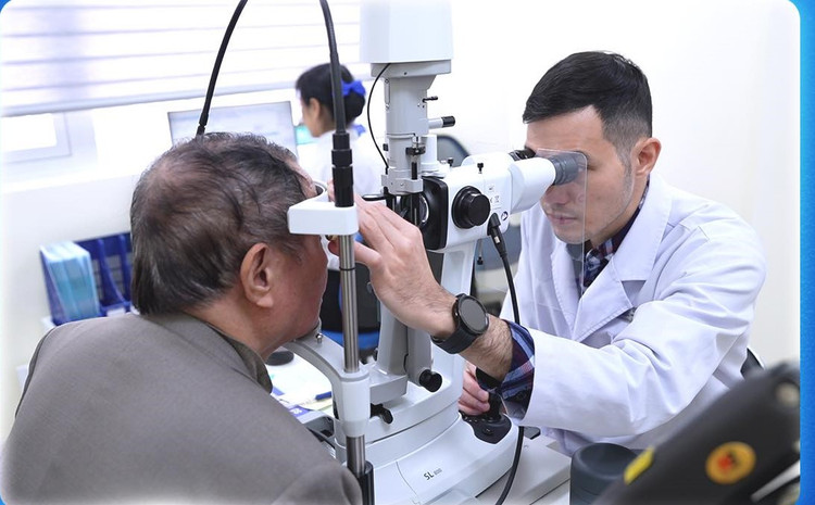 Theo dõi đánh giá thị lực sát sao - Ảnh BVCC